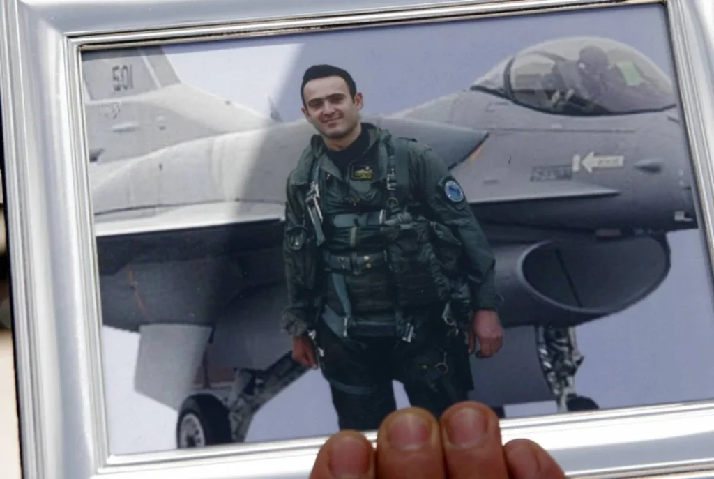 Κώστας Ηλιάκης: «Ήταν ήρωας – Έπεσε για την πατρίδα» λέει ο αδερφός του 18 χρόνια μετά τον θάνατο Σμηναγού της ΠΑ