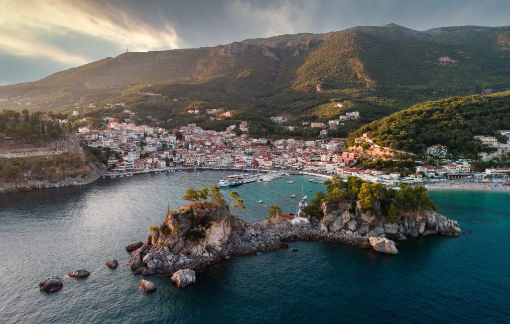 Airbnb: Αυτοί είναι οι πιο δημοφιλείς προορισμοί στην Ελλάδα – Τι επιλέγουν οι ελληνικές οικογένειες