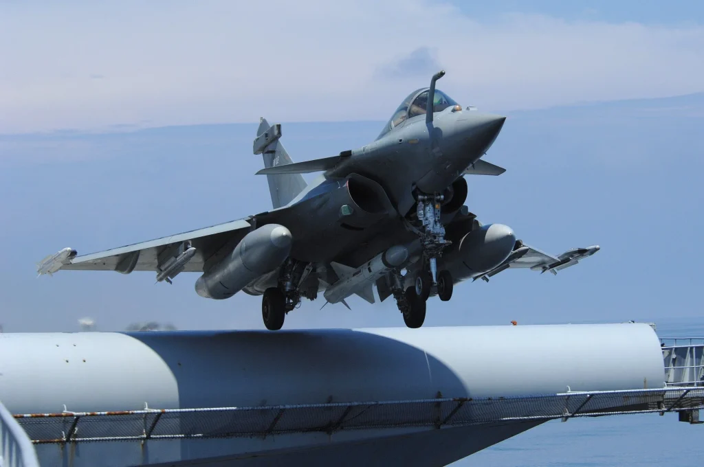 Επίδειξη ικανοτήτων των γαλλικών Rafale στα 4.000 χλμ.: Άσκηση προσβολής ναυτικού στόχου από το Ιόνιο στην Βαλτική