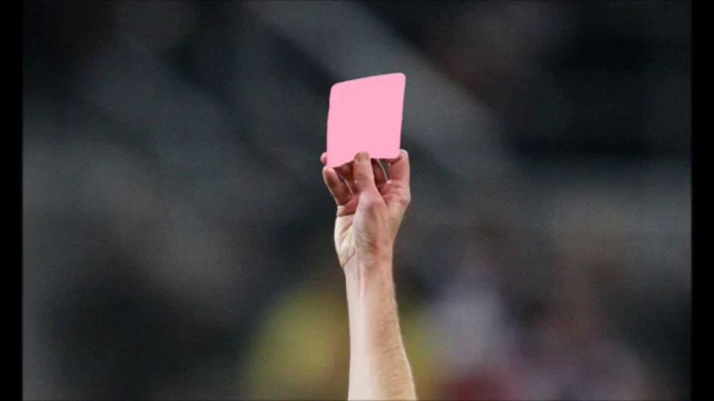 Θα βρίσκεται στα χέρια των προπονητών: «Έρχεται» η ροζ κάρτα στο ποδόσφαιρο – Πώς θα χρησιμοποιείται