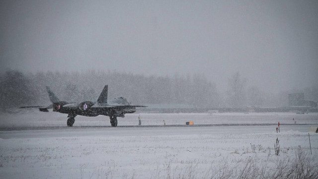 Su-57: To μόνο μαχητικό στoν κόσμο που μπορεί να επιχειρήσει από παγωμένο διάδρομο απο/προσγείωσης