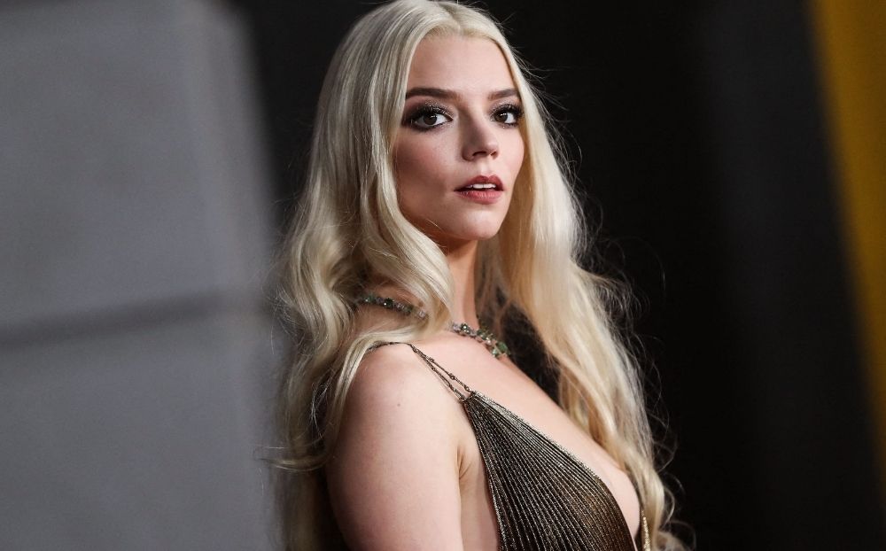 Άνια Τέιλορ Τζόι: Ποζάρει χωρίς εσώρουχα στη Νέα Υόρκη (φωτο) 