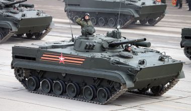 Στο ρωσικό ΤΟΜΑ ΒΜP-3 που θα αγόραζε και η Ελλάδα τοποθετήθηκε πλευρική θωράκιση που είχε σχεδιαστεί για το Τ-15 Armata! (βίντεο)
