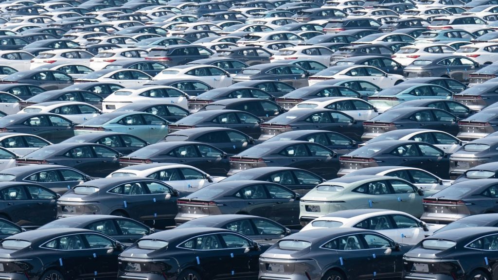 Κίνα: Έτοιμη για επιβολή φόρου 25% στα δυτικά αυτοκίνητα