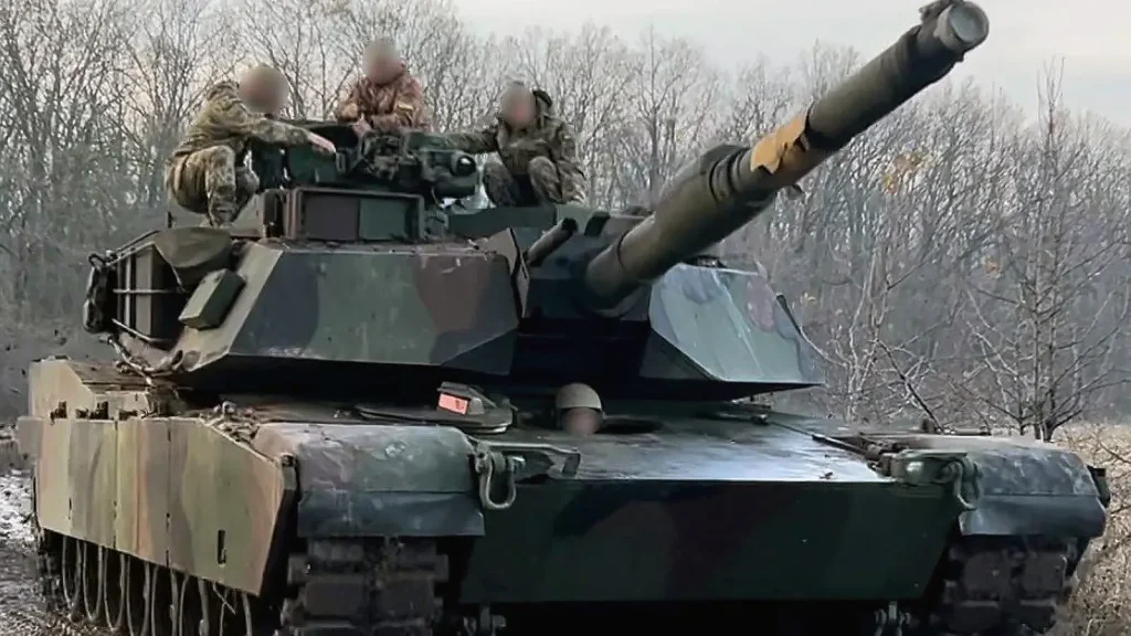 Ουκρανία: Τα Abrams ενσωματώνουν «κλουβιά» anti-drone (φωτο)