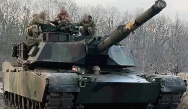 Ουκρανία: Τα Abrams ενσωματώνουν «κλουβιά» anti-drone (φωτο)