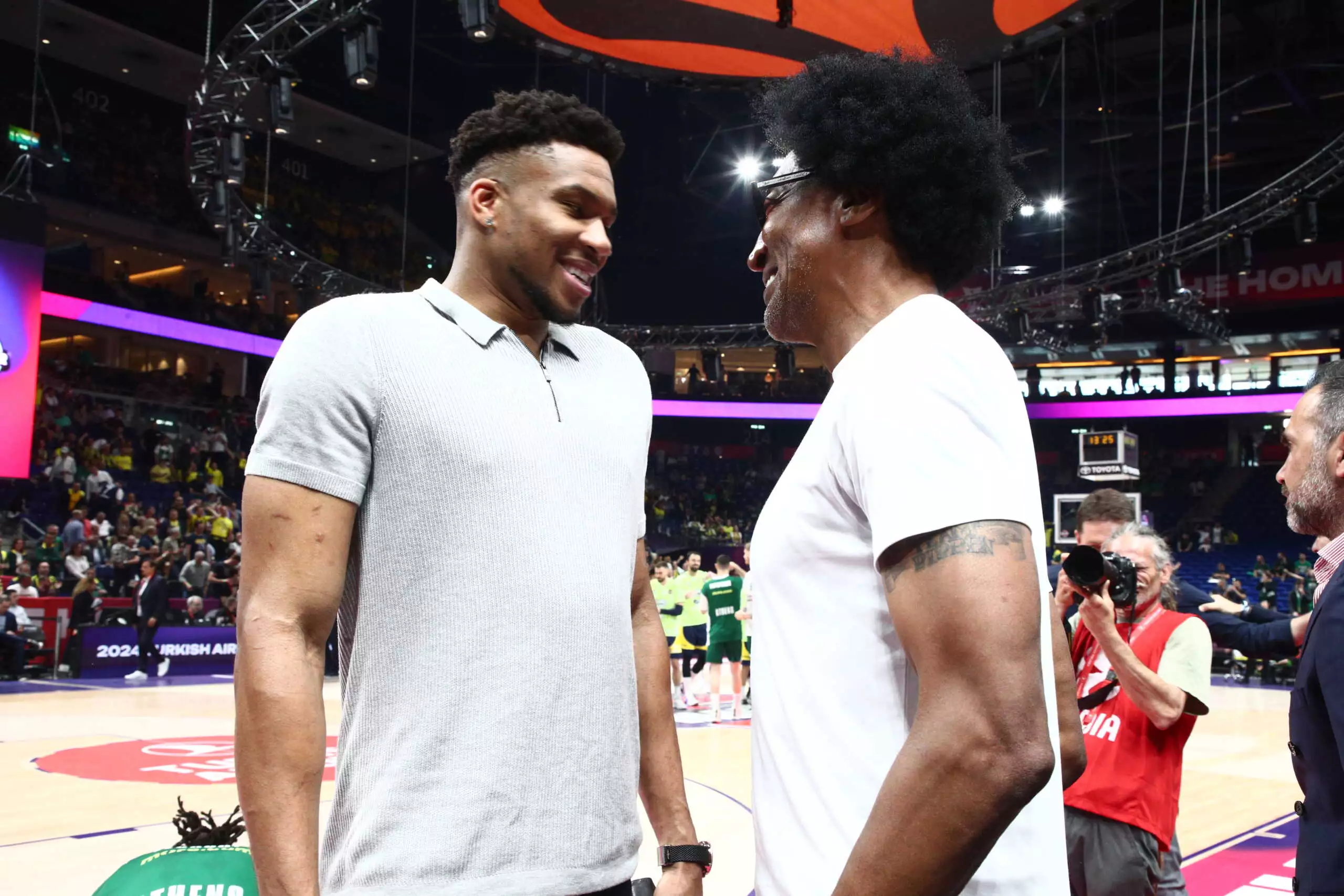 Γιάννης Αντετοκούνμπο σε Σκότι Πίπεν: «Έλα να δεις ένα τελικό στην Ελλάδα για να καταλάβεις»