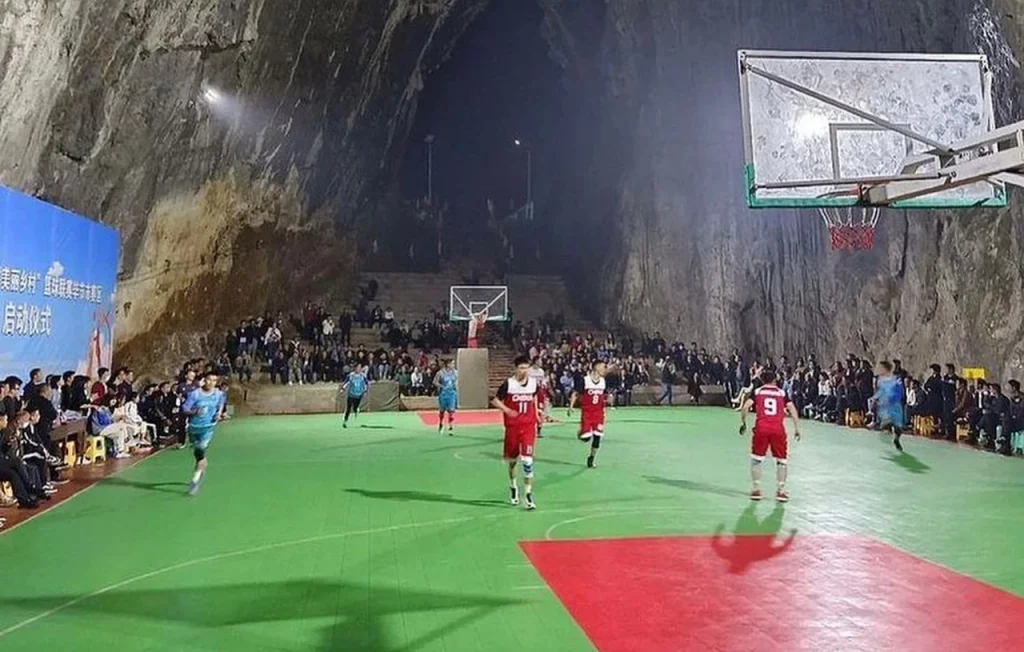 Κίνα: Έφτιαξαν γήπεδο μπάσκετ μέσα σε σπηλιά – Χωράει περίπου 1.000 θεατές