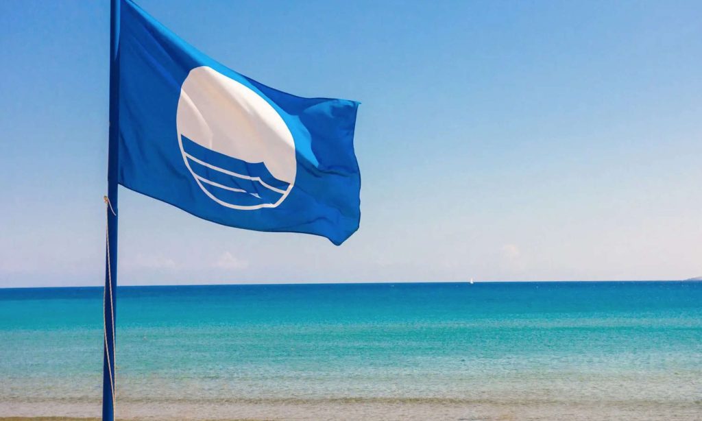 «Γαλάζια Σημαία»: Αυτές είναι οι ελληνικές παραλίες που βραβεύτηκαν για το 2024
