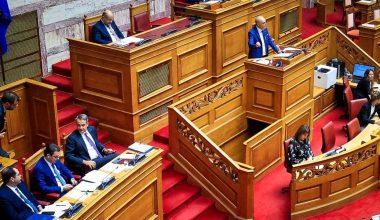 Κυριάκος Μητσοτάκης: Αποχώρησε εκνευρισμένος από τη Βουλή την ώρα της ομιλίας του Κ.Βελόπουλου