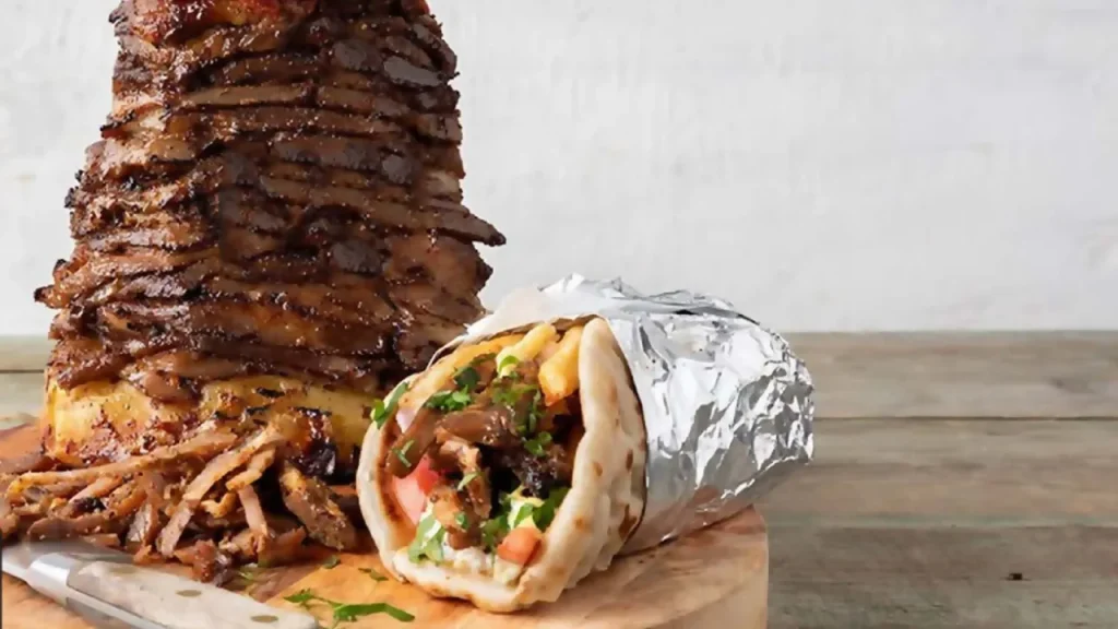 «Χαμός» με σουβλατζίδικο που φτιάχνει πιτόγυρο γίγας και δίνει δώρο ένα iPhone 15 σε όποιον καταφέρει να το φάει