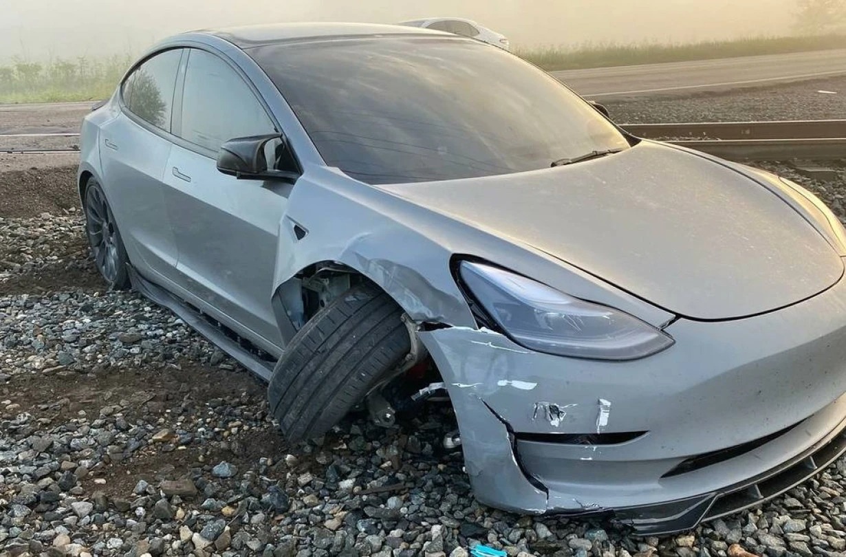 Tesla Model 3 στον αυτόματο παραλίγο να συγκρουστεί με τρένο (βίντεο)