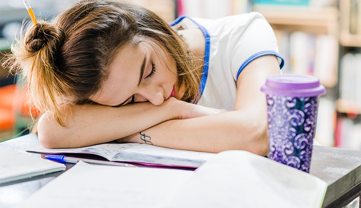 Πανελλήνιες: Πόσες ώρες ύπνου θα σας βοηθήσουν να τα πάτε καλύτερα;