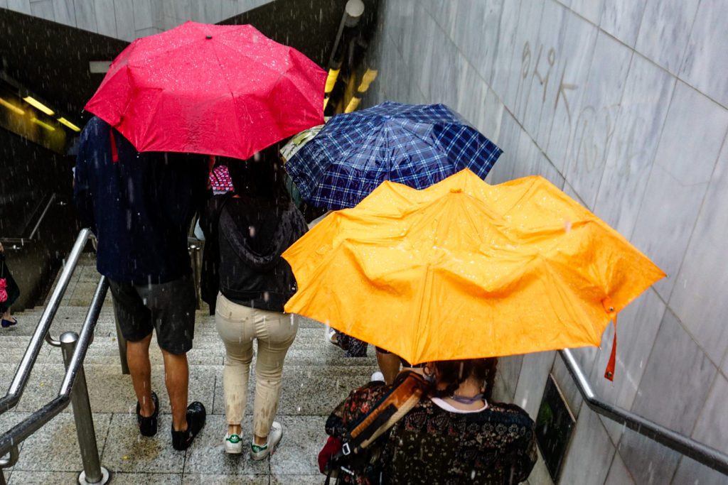 Καιρός: Βροχές σε Αθήνα και Θεσσαλονίκη σήμερα αλλά με άνοδο της θερμοκρασίας
