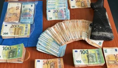 Χαλκίδα: Η διευθύντρια της ΔΟΥ υποστηρίζει ότι τα χρήματα που βρέθηκαν σπίτι της είναι της μητέρας της
