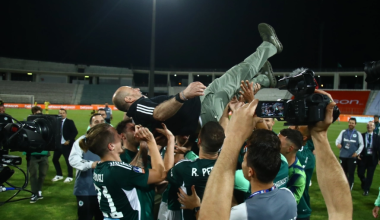 Οι παίκτες του Παναθηναϊκού σήκωσαν στον… αέρα τον Γ.Αλαφούζο μετά την κατάκτηση του Κυπέλλου Ελλάδας! (φώτο)