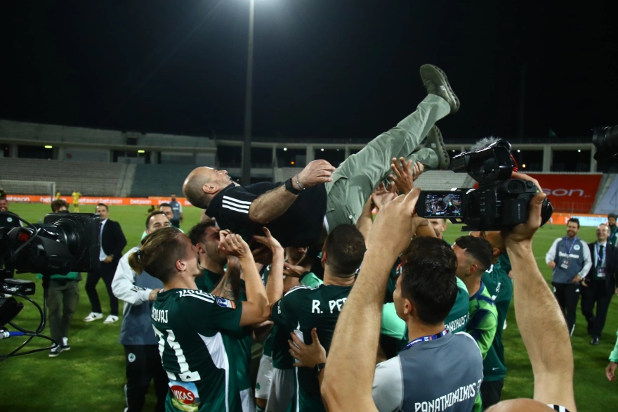 Οι παίκτες του Παναθηναϊκού σήκωσαν στον… αέρα τον Γ.Αλαφούζο μετά την κατάκτηση του Κυπέλλου Ελλάδας! (φώτο)