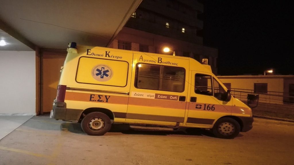 Τροχαίο ατύχημα στη Λάρισα: Αυτοκίνητο συγκρούστηκε με μηχανή – Τρεις τραυματίες (φώτο)