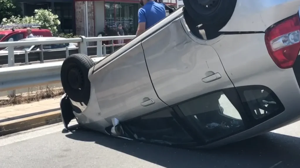 Σοβαρό τροχαίο στην Κηφισίας – Ανατράπηκε ΙΧ (βίντεο)