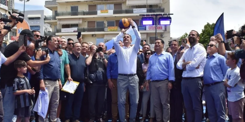 Σουτάκια σε μπασκέτα στην πλατεία Αγρινίου έριξε ο Κ.Μητσοτάκης (βίντεο)