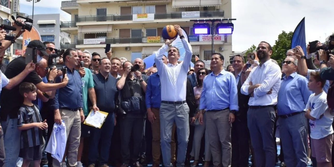 Σουτάκια σε μπασκέτα στην πλατεία Αγρινίου έριξε ο Κ.Μητσοτάκης (βίντεο)