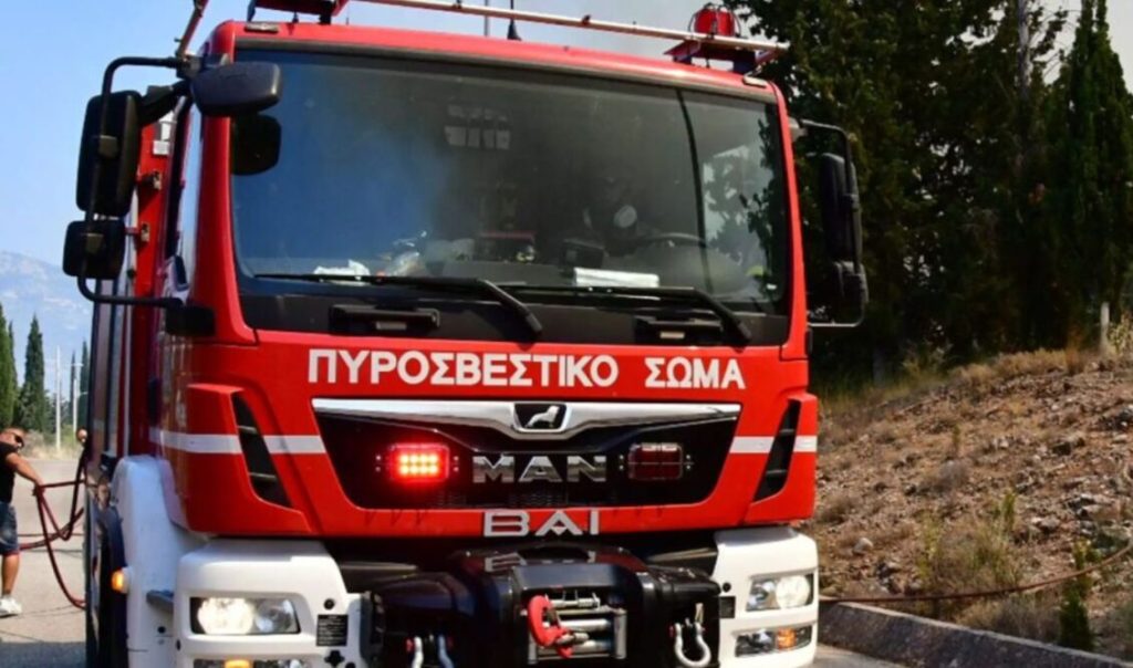 Φωτιά ξέσπασε σε υπαίθριο χώρο στην Παιανία