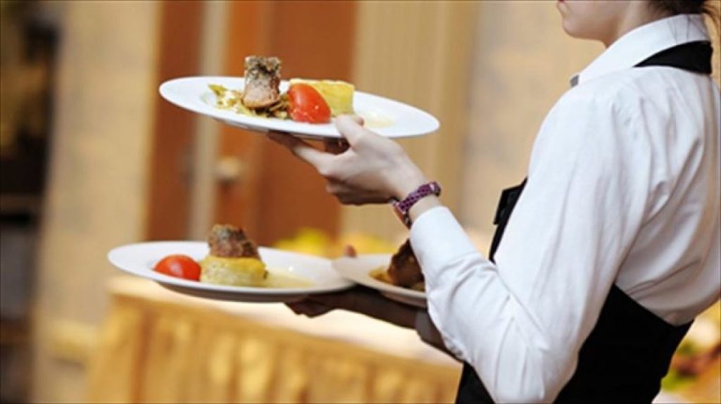 Καναδάς: Σερβιτόρα δεν θα εξυπηρετεί τουρίστες που δεν αφήνουν φιλοδώρημα – Και έχει σοβαρό λόγο