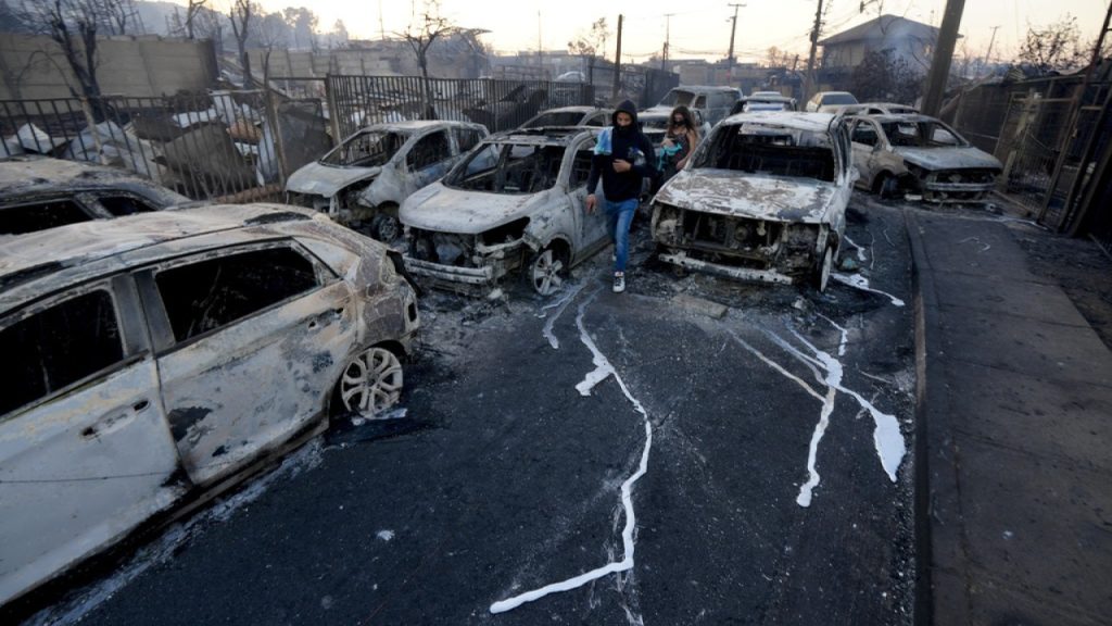 Χιλή: Χειροπέδες σε πυροσβέστη που κατηγορείται ότι προκάλεσε τις φονικές πυρκαγιές του Φεβρουαρίου