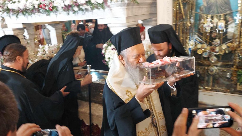 Στην Εύβοια το δεξί άφθαρτο χέρι του Αγίου Ιωάννη του Ρώσου – Ουρές πιστών για προσκύνημα (βίντεο)