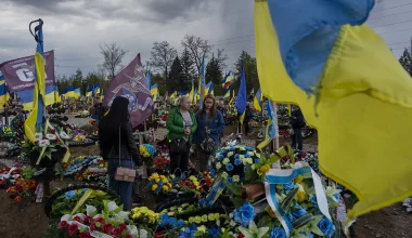 Η τεράστια έκταση του νεκροταφείου που έχουν ταφεί οι Ουκρανοί στρατιώτες στο Χάρκοβο (βίντεο)