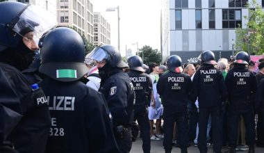 Άγρια συμπλοκή μεταξύ οπαδών Ολυμπιακού και Παναθηναϊκού στο Βερολίνο – Μάχη για την ζωή του δίνει ένας τραυματίας