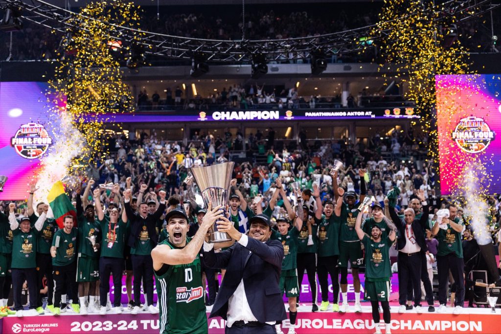 Η  απονομή της κούπας στον πρωταθλητή Ευρώπης Παναθηναϊκό – MVP ο Σλούκας