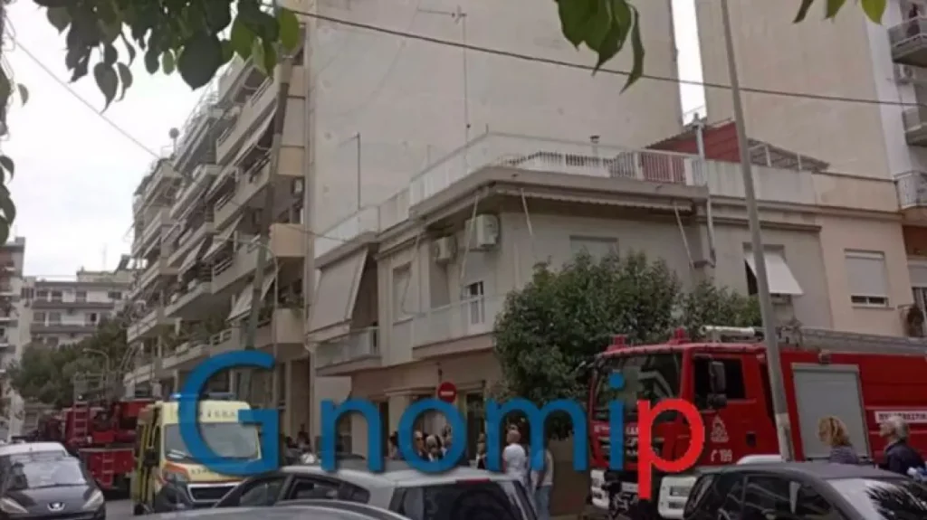 Πάτρα: Η στιγμή που η Πυροσβεστική απεγκλωβίζει ηλικιωμένο από ταράτσα πολυκατοικίας (βίντεο)