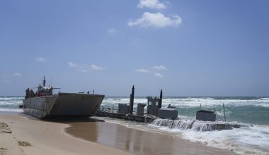 Γάζα: Ξεβράστηκαν στην ακτή λόγω κακοκαιρίας πλοία και μέρη της προβλήτας βοήθειας των ΗΠΑ (βίντεο)