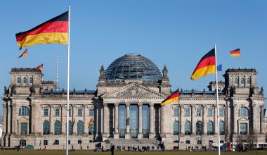 Γερμανία: Οι βιομηχανίες παρεμβαίνουν στις ευρωεκλογές – Mercedes: «Θέλουμε μετανάστες για να φτιάχνουμε αυτοκίνητα»