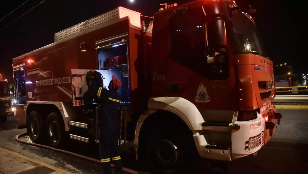Πέταξαν μολότοφ σε εργοτάξιο του μετρό στο Γαλάτσι – Κάηκαν δύο μηχανήματα (βίντεο)