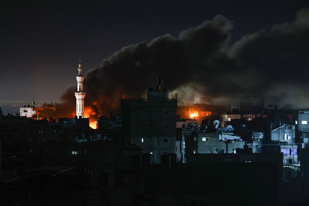Ράφα: Ισραηλινή αεροπορική επίθεση με τουλάχιστον 22 νεκρούς – Σε αντίποινα των πρωινών επιθέσεων της Χαμάς (βίντεο)