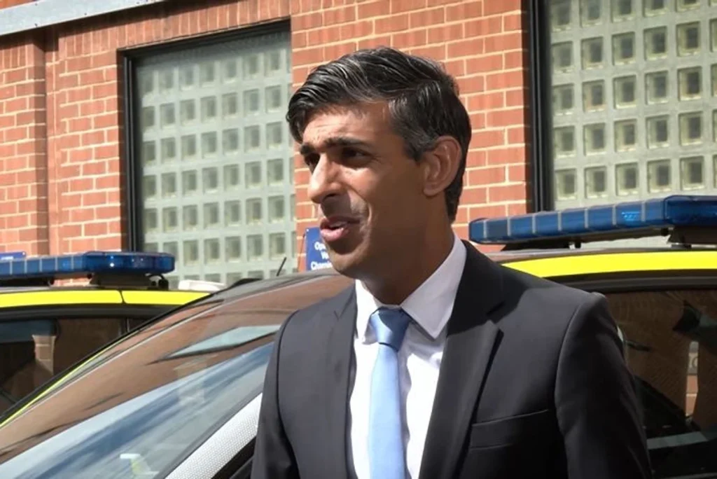 Ο Ρ.Σούνακ θέλει «άλλου τύπου» θητεία για τους νέους – Σε εθελοντική βάση και με κριτήρια επιλογής