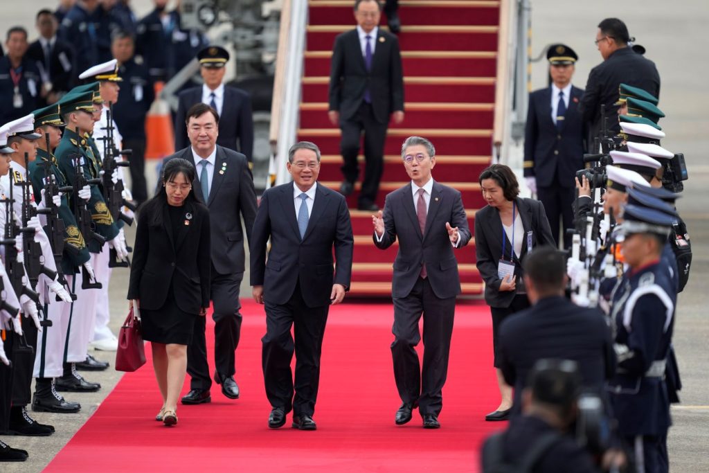Σήμερα η πρώτη σύνοδος κορυφής μεταξύ Κίνας, Ιαπωνίας και Ν.Κορέας μετά από 4 χρόνια – Στη Σεούλ ο Λι Τσιανγκ