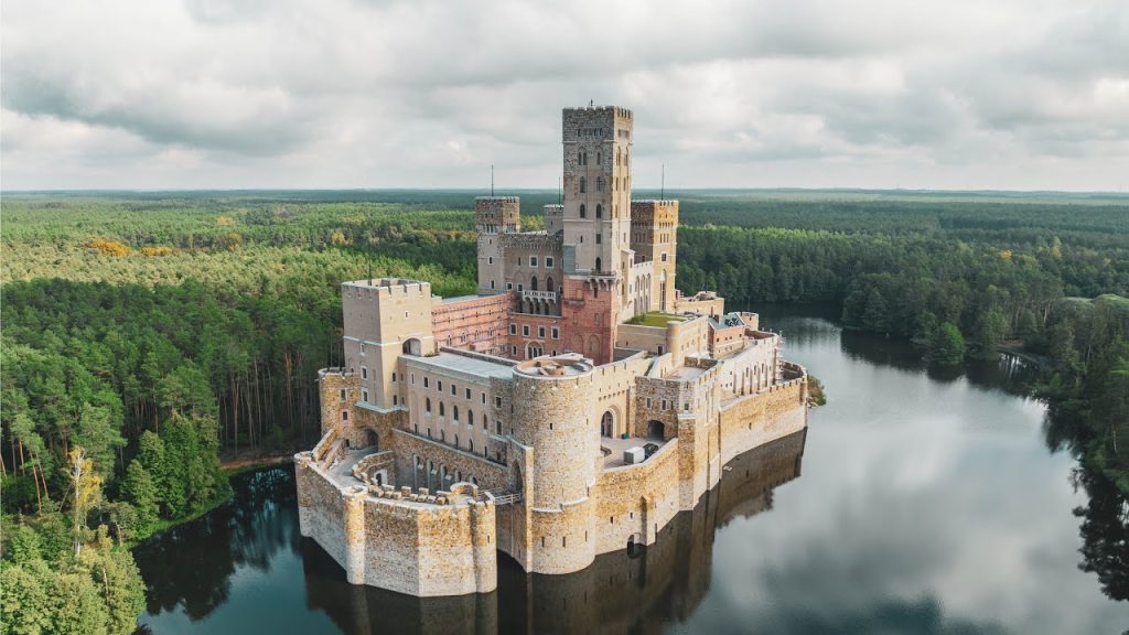 Stobnica: Το κάστρο στο δάσος Notecka της δυτικής Πολωνίας που επιπλέει στο νερό (βίντεο)