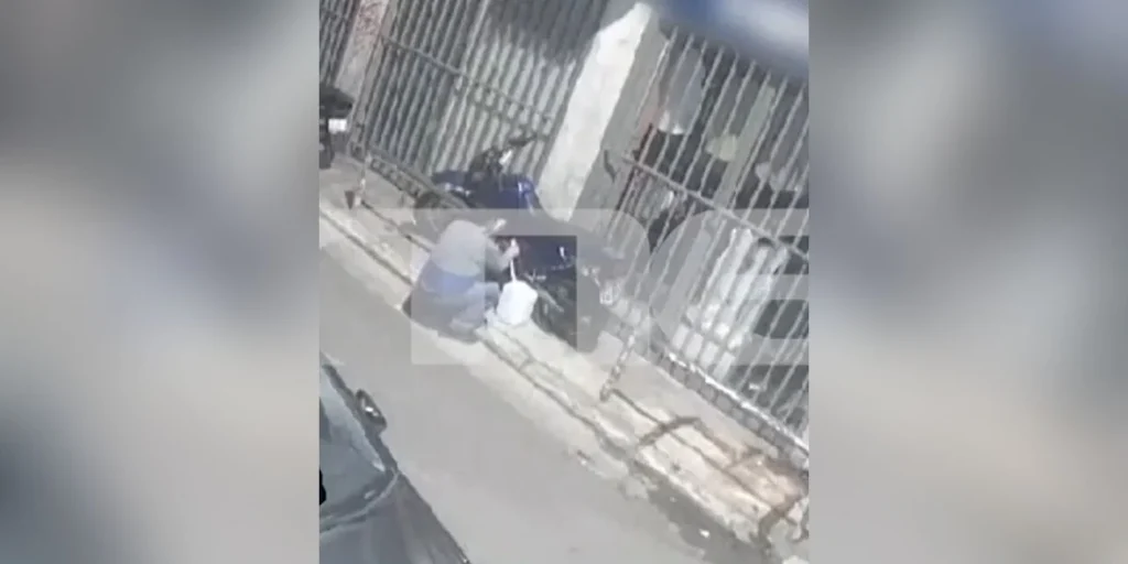 Άγιος Παντελεήμονας: Άνδρας αδειάζει ρεζερβουάρ από αυτοκίνητα και μηχανάκια – Βίντεο ντοκουμέντο 