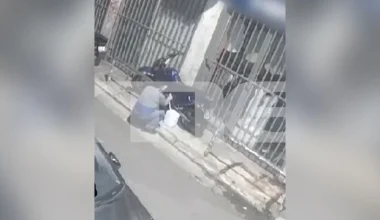 Άγιος Παντελεήμονας: Άνδρας αδειάζει ρεζερβουάρ από αυτοκίνητα και μηχανάκια – Βίντεο ντοκουμέντο 