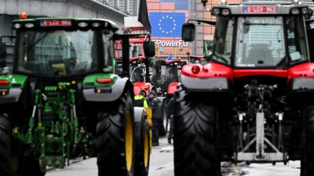«Πολιορκούν» τις Βρυξέλλες οι γαλακτοπαραγωγοί – Ζητούν μεταρρύθμιση της ΚΑΠ