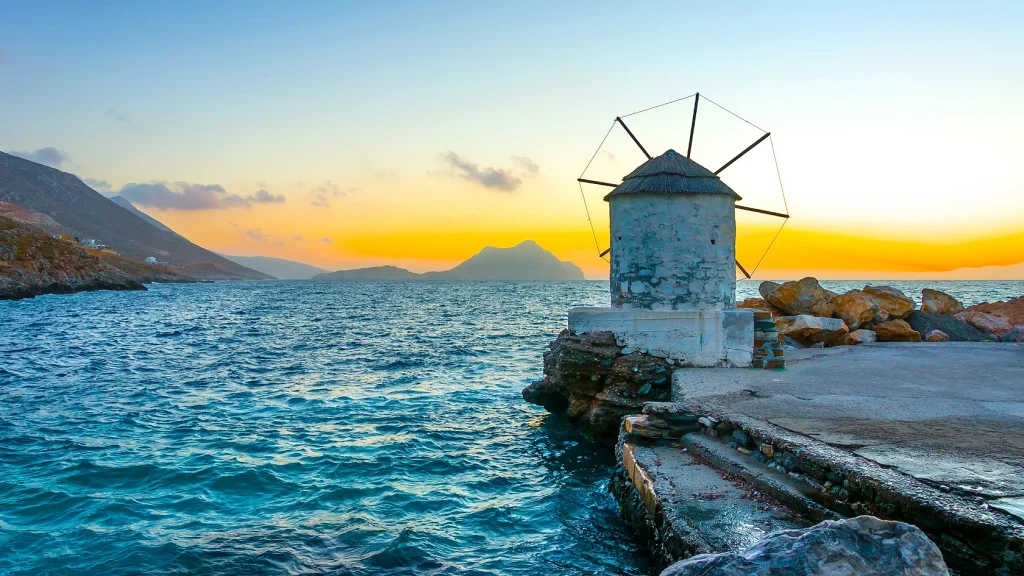 «Το κρυφό διαμάντι των Κυκλάδων»: Αυτό είναι το ελληνικό νησί που τρέλανε το βρετανικό Τύπο