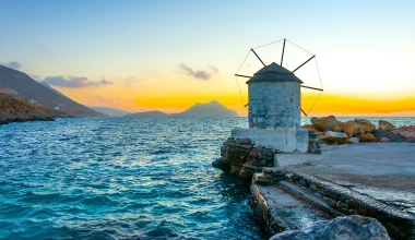«Το κρυφό διαμάντι των Κυκλάδων»: Αυτό είναι το ελληνικό νησί που τρέλανε τον βρετανικό Τύπο