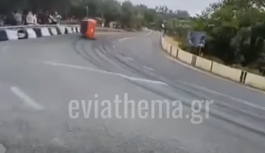 Εύβοια: Αγωνιστικό αυτοκίνητο έφυγε στη στροφή και τούμπαρε στην ανάβαση Κύμης (βίντεο)
