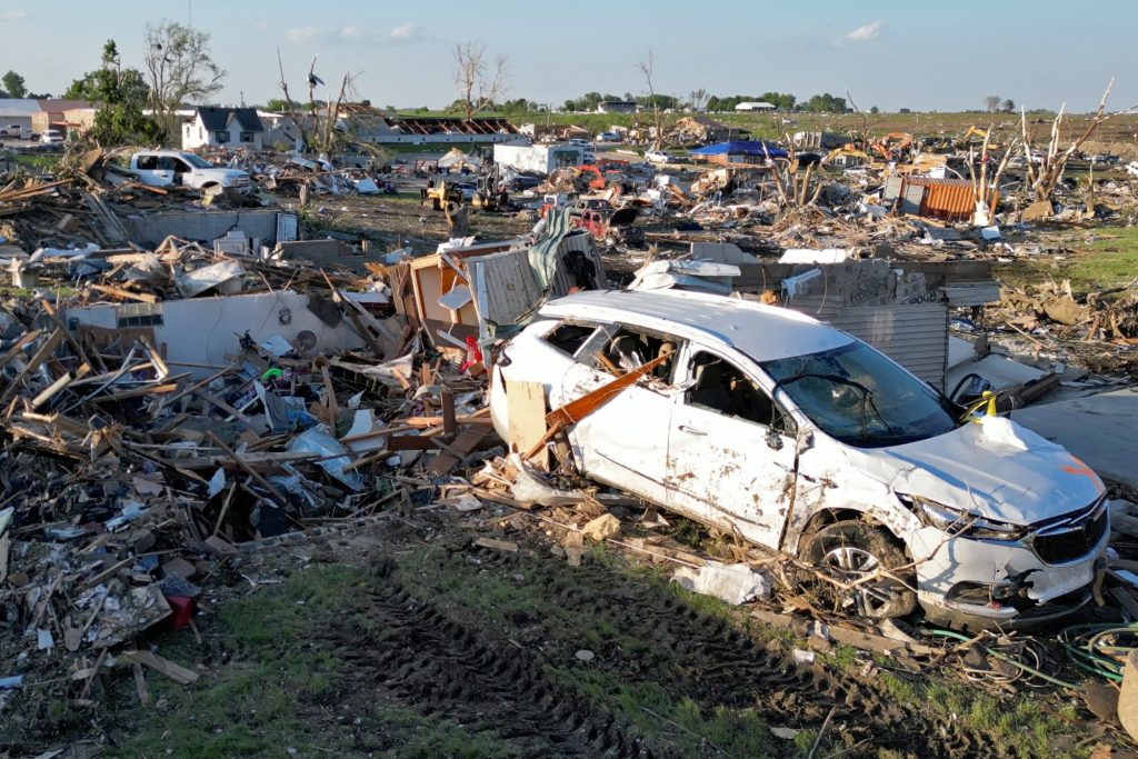 ΗΠΑ: Τουλάχιστον 18 νεκροί από τους ανεμοστρόβιλους – Μεγάλες καταστροφές σε εκατοντάδες σπίτια (βίντεο)