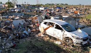 ΗΠΑ: Τουλάχιστον 18 νεκροί από τους ανεμοστρόβιλους – Μεγάλες καταστροφές σε εκατοντάδες σπίτια (βίντεο)