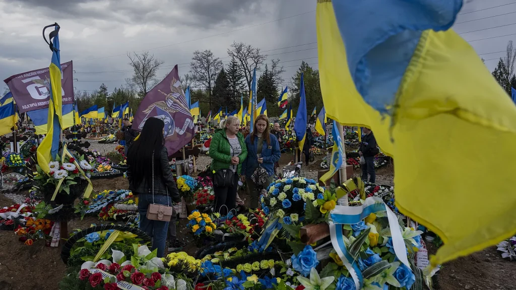 Νεκροταφείο της ουκρανικής πόλης Λβιβ: Χιλιάδες σημαίες νεκρών Ουκρανών στρατιωτών κυματίζουν στους τάφους (βίντεο)
