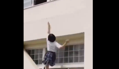 Ιαπωνία: Η στιγμή που μαθήτρια σκαρφαλώνει μέχρι τον τελευταίο όροφο του σχολείου της για να πάει στην τάξη της (βίντεο)